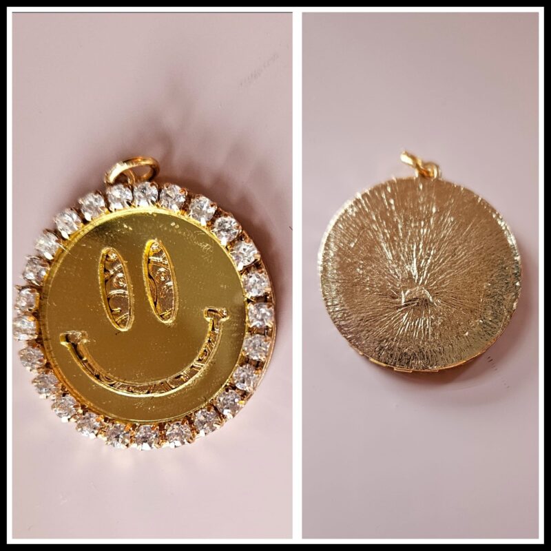 SMILEY GOLD PLATED MET ACRYL EN STRAS BEDEL 3 CM