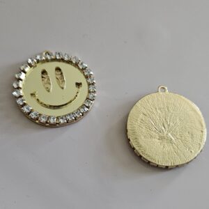 SMILEY GOLD PLATED MET ACRYL EN STRAS BEDEL 3 CM