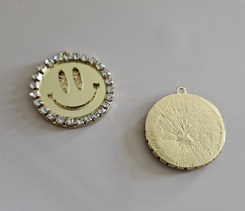 SMILEY GOLD PLATED MET ACRYL EN STRAS BEDEL 3 CM