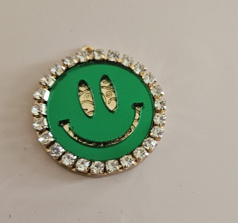 SMILEY GREEN GOLD PLATED MET ACRYL EN STRAS BEDEL 3 CM