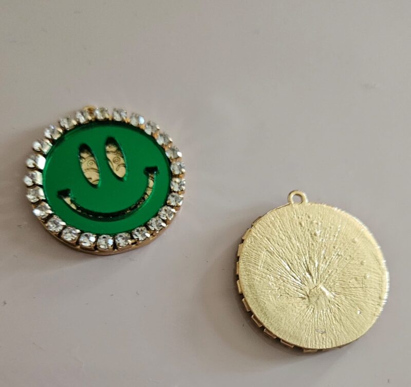 SMILEY GREEN GOLD PLATED MET ACRYL EN STRAS BEDEL 3 CM