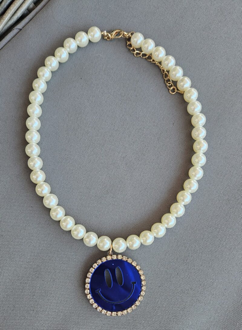KETTING PAREL  WIT  45 CM  SMILEY HANGER KLEUR blauw