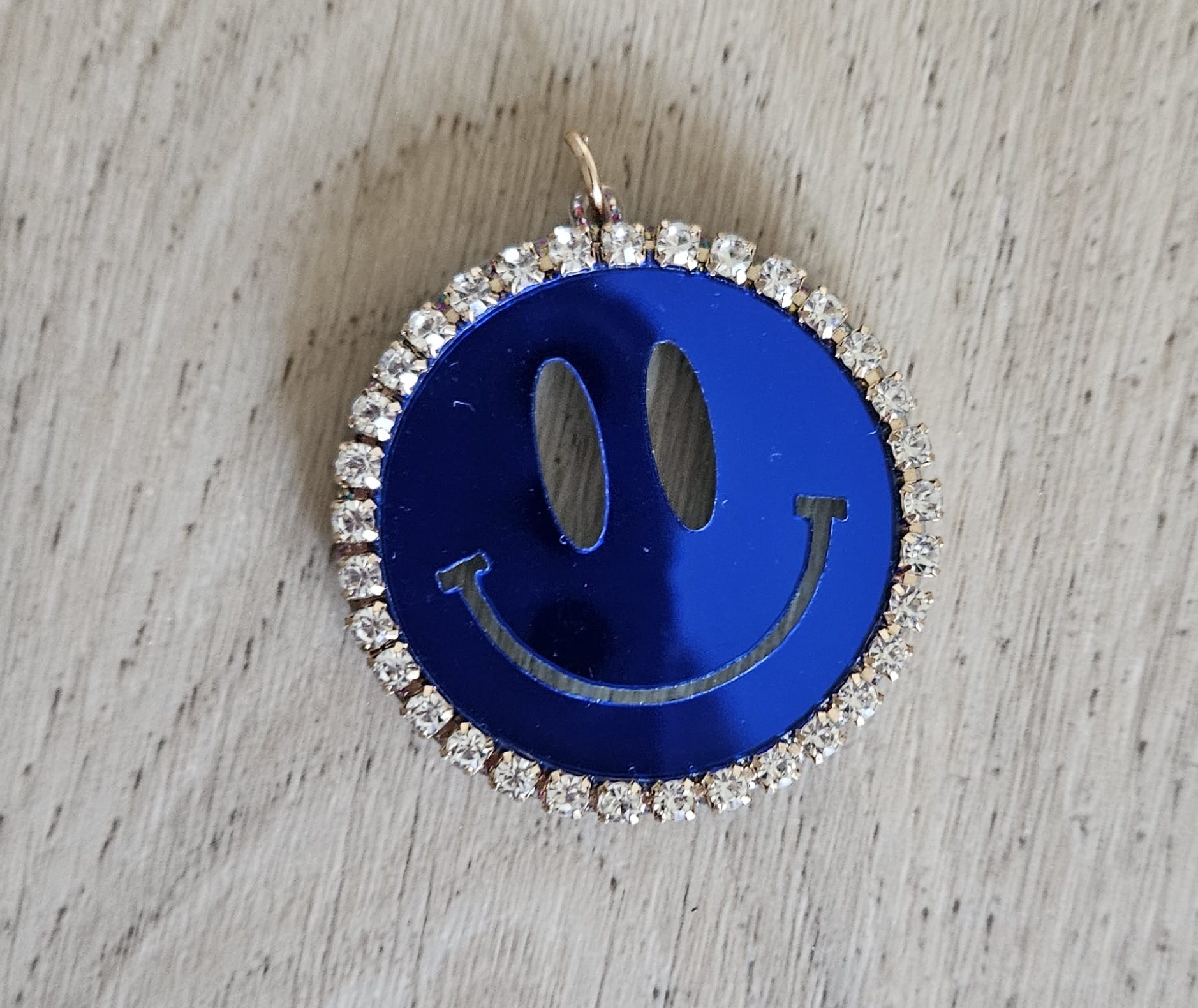 SMILEY BLAUW  ACRYL EN STRAS BEDEL 4CM
